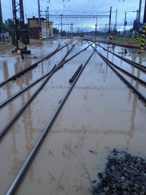 Zaplavené koľajnice na stanici Kolín. (foto: David Ševčík)