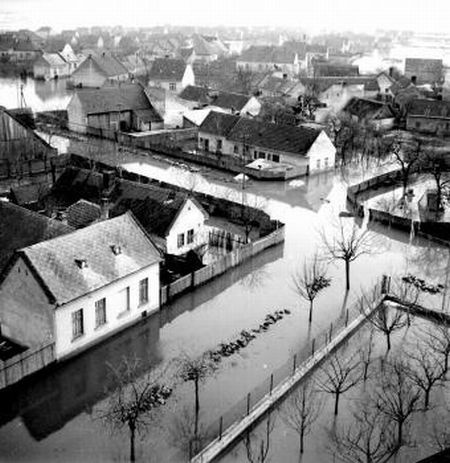 Časť zatopenej obce z veže kostola v Prievoze, 14.3.1947