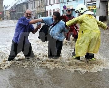 Evakuácia zo zatopených domov v Českej Lípe.