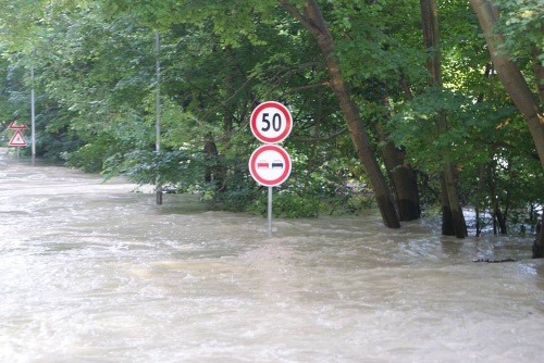 Devínska cesta počas povodní.