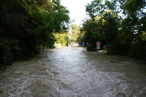 Devínska cesta počas povodní.