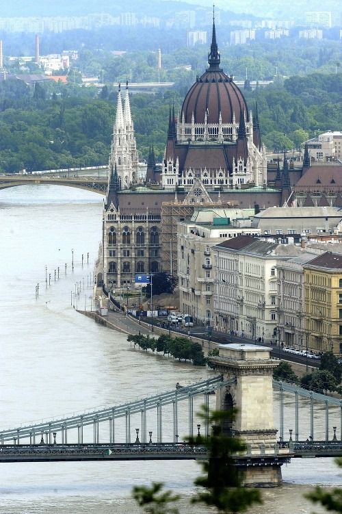 Rozvodnený Dunaj neďaleko maďarského parlamentu.
