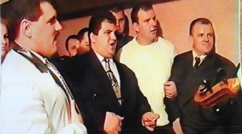 Na oslave 31. narodenín Mikuláša Černáka (úplne vľavo) bol aj dunajskostredský boss Tibor Pápay (úplne vpravo)
