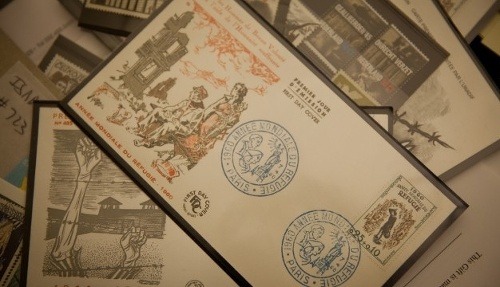 Medzi darovanými artefaktmi sa nachádzali aj pohľadnice.