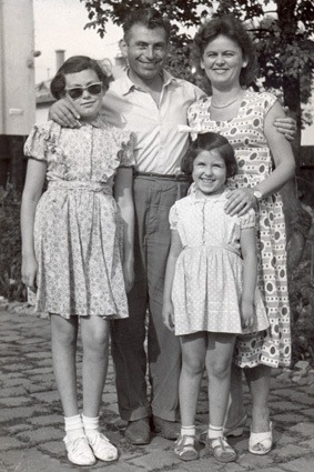 Juraj Fischer s manželkou a dcérami Helenou a Vierou.