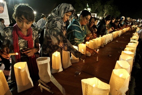 Obyvatelia Karachi zapaľujú sviečky na protest proti útoku na horolezcov.