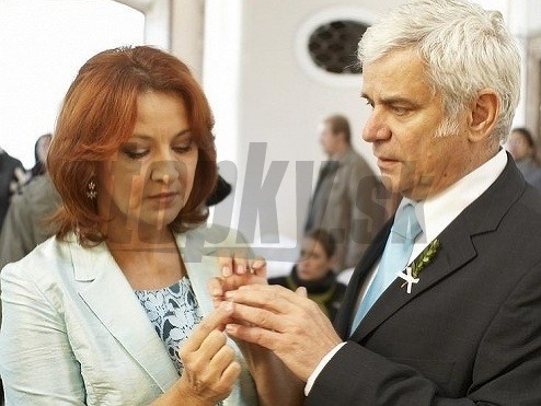 28. júna sa česká herečka Zlata Adamovská vydala za svojho kolegu Petra Štěpánka, s ktorým sa zblížila počas nakrúcania seriálu Ordinace v růžové zahradě (2005).