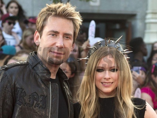 1. júla sa stali manželmi kanadská speváčka Avril Lavigne a líder rockovej kapely Nickelback Chad Kroeger. Svoje áno si povedali v južnom Francúzsku v Mandelieu-la-Napoule, kde sa na obrade zúčastnilo asi 50 hostí.