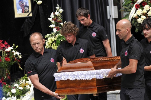 Dojímavá rozlúčka s horolezcom Dobešom.