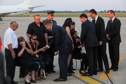 Rakvu s telom priviezol na Slovensko vládny špeciál. Čatárova rodina jeho smrť niesla veľmi ťažko.
