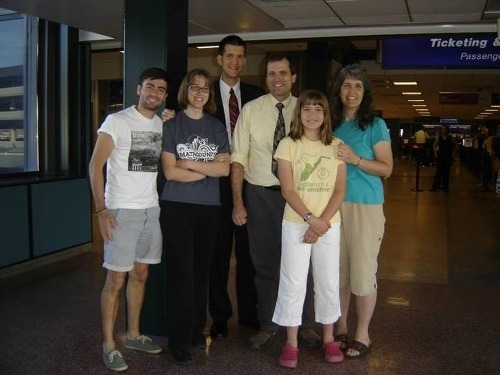 Takto sa pred šiestimi týždňami lúčila so Stephenom (najvyšší v strede) na letisku jeho rodina.