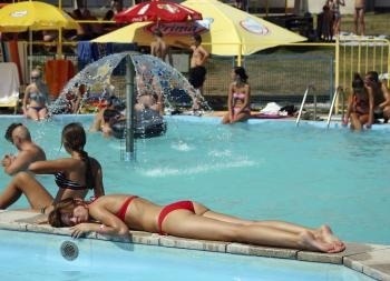 Horúčavy vyhnali Slovákov k bazénom. Takto ich si ich užívajú na Zemplíne.
