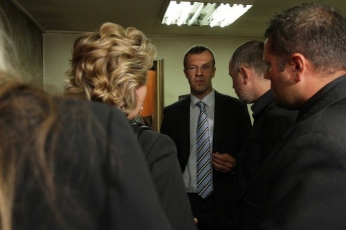 Hantos s príbuznými obetí počas prestávky v budove budapeštianskeho súdu.