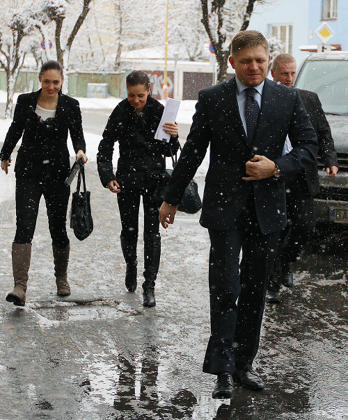 5. decembra 2012 Janka (brutetka vpravo) robila premiérovi spoločnosť aj počas kontrolného dňa