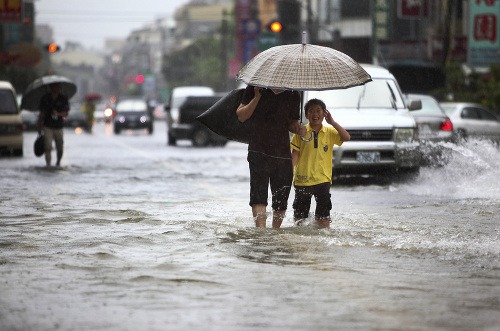 Taiwan zasiahla tropická búrka