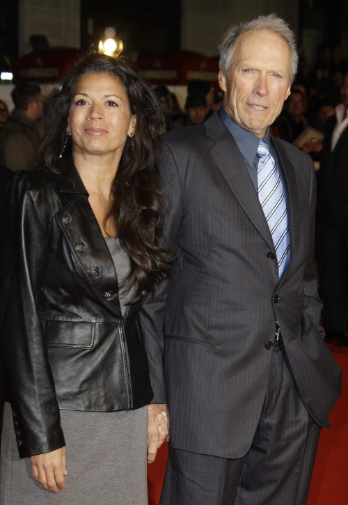 O súdnu rozluku manželstva požiadala partnerka amerického herca a režiséra Clinta Eastwooda. Dina Eastwood následne v októbri požiadala už o definitívny rozvod ich 17-ročného manželstva, z ktorého má dvojica dcéru Megan. 
