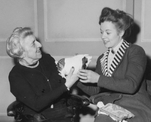 Edith (vľavo) ukazuje prasa Terese Thornovej, ktorá ju hrala vo filme A Night to Remember (1958)