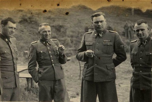Zľava: Josef Mengele, Rudolf Höss a Josef Kramer
