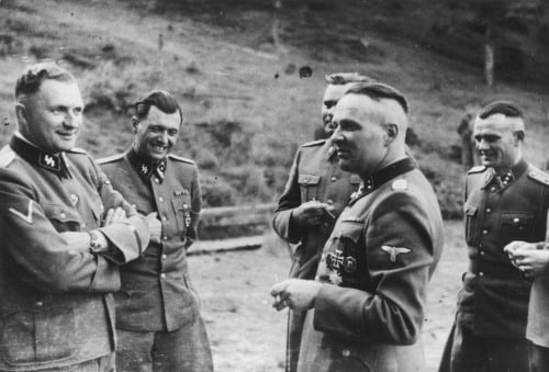 Zľava: Richard Baer, Josef Mengele, Josef Kramer (skrytý) a Rudolf Höss