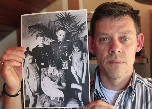 Rainer Höss s fotografiou svojho dedka a jeho rodiny.