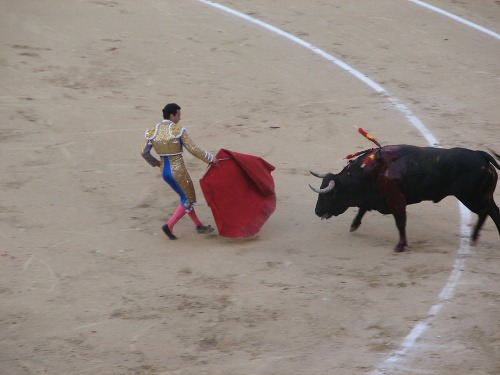 Matador má červenú šatku položenú na meči. 