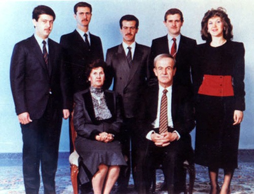 Zľava: Deti Máhir, Bašár, Basil, Majd a Bušra. Dolu: Háfiz Asad a jeho manželka Anissa.