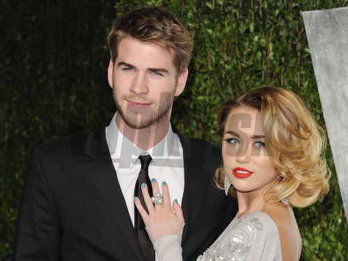 Definitívne sa rozpadol vzťah americkej speváčky Miley Cyrus a austrálskeho herca Liama Hemswortha, ktorí sa vlani v máji zasnúbili. Rozchod prišiel po niekoľkých mesiacoch, počas ktorých sa klebetilo o nevere z oboch strán a partnerskej kríze, pričom ich bolo čoraz menej vídať spolu. 