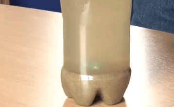 Vo fľaši je usadený piesok, voda a guličky - počiatočný stav