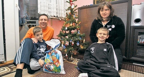 Milankove prvé Vianoce s novou rodinou. (Vľavo adopotívny otec Miroslav s Milanom, vpravo matka Gabriela so synom Lucom)