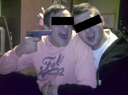 Emil (†18) a Zdeněk (19) sa na Facebooku so zbraňou v ruke vysmievajú smrti.