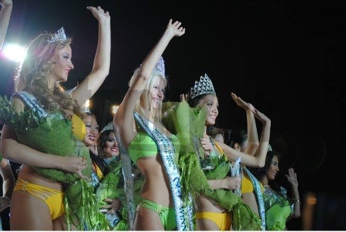 Slovenka Miriam Mattová (v strede) na súťaži krásy Miss Bikini Universe 2013.