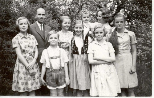 Rodina v roku 1966. Vedľa Otta Habsburga sú Monika a Michaela, pred ním Karl, s vrkočom Gabriela, Regina drží Georga, pred ňou Walburga a vpravo Andrea.