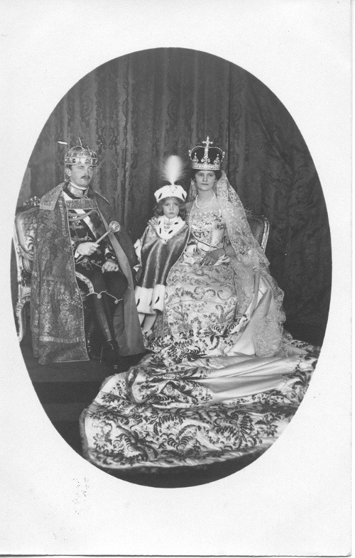 Korunovácia Karola I. v Budapešti v r. 1916. Otto ako korunný princ.