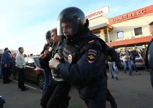 Moskva. Polícia rozháňa protest