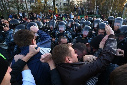 Moskva. Polícia rozháňa protest