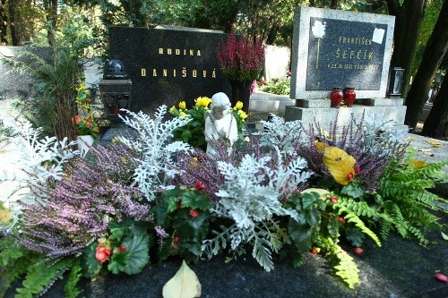 Tutiho pochovali do rodinného hrobu na Martinskom cintoríne.
