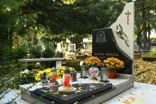 Mohyla Miroslava Sýkoru stojí na cintoríne v Slávičom údolí.
