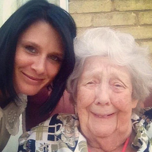 Lauren s babičkou, z ktorej pohrebu sa vrátila.