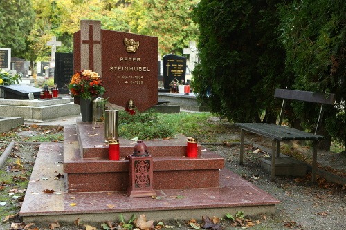 Vedľa hrobu stojí lavička pre návštevy.