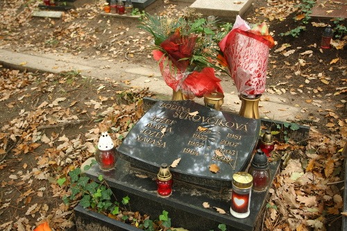 Miesto posledného odpočinku zdieľa s rodinou.