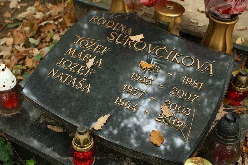 Surovčíkov pomník sa narozdiel od hrobov väčšiny mužov podsvetia od bežných veľmi nelíši.
