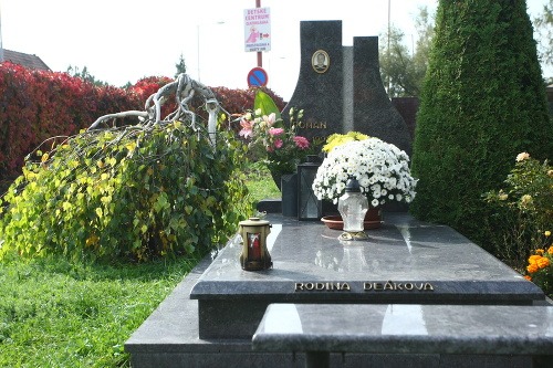 Deáka pochovali v spoločnom rodinnom hrobe.