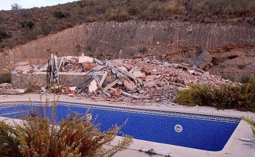 Demolácia domu v Španielsku