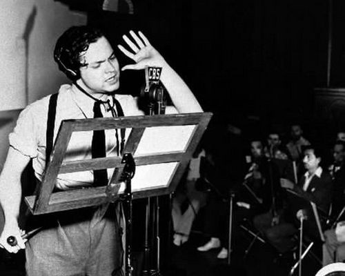 Welles počas vysielania hry v newyorskom štúdiu v roku 1938