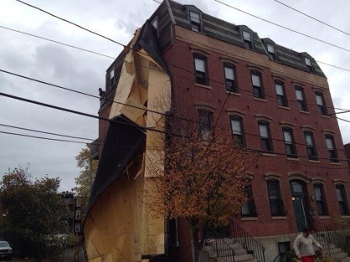 Dom v Massachusetts prišiel v dôsledku silného vetra o časť strechy