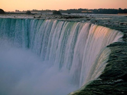 Niagarské vodopády, Kanada/USA - 50 ľudí ročne, za posledných 160 rokov viac ako 5000