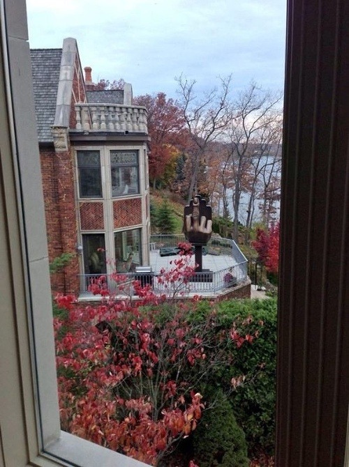 Muž umiestnil pred okná manželkinho domu vztýčený prostredník.