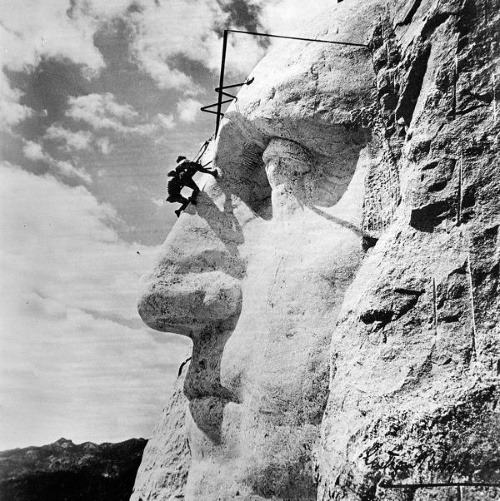 Údržba sochy Georga Washingtona, ktorá je súčasťou pamätníka štyroch amerických prezidentov vytesaných do skaly v Južnej Dakote