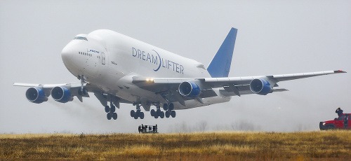 Boeing 747 Dreamlifter omylom