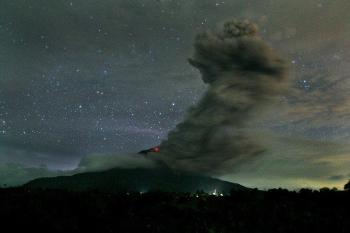 Burácajúca sopka Sinabung vystreľovala